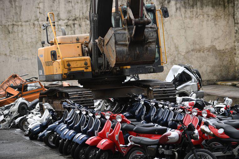 Filipijnse president Duterte laat 122 luxueuze motorfietsen vernietigen.