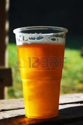 4290983-plastic-beker-bier-op-de-tafel.jpg
